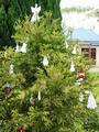 Weihnachtsbaum mit gesticktem Schmuck
