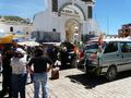 Vor der Basilika der schwarzen Jungfrau warteten in Zweierreihen die Autos, bunt wie Pfingstochsen geschm�ckt. 