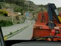 H�llenfahrt nach El Alto. Es ging steil in Serpentinen bergan. Auf 5 km waren 800 H�henmeter zu �berwinden. Der Wagen �chzte in den Ketten, die ihn auf dem Tr�ger hielten. Der Helfer, der die Ketten beobachten sollte, d�ste sanft vor sich hin ...