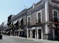Die Backsteinh�user mit Patio an den anderen Seiten des Platzes und in den Nebenstra�en haben oft eine in t�rkis oder blau gehaltene Kachelfassade mit floralen Ornamenten und barocke Elementen.