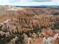 Bryce Canyon: Die aus Sandstein bestehenden W�nde der Canyons wurden von der Erosion geformt, viele der Felsformationen erinnern an verzierte T�rme. Die Gesteinsschichten setzen den Naturgewalten unterschiedlich starken Widerstand entgegen, sie sind wei�, rosa, orange und rot gef�rbt.